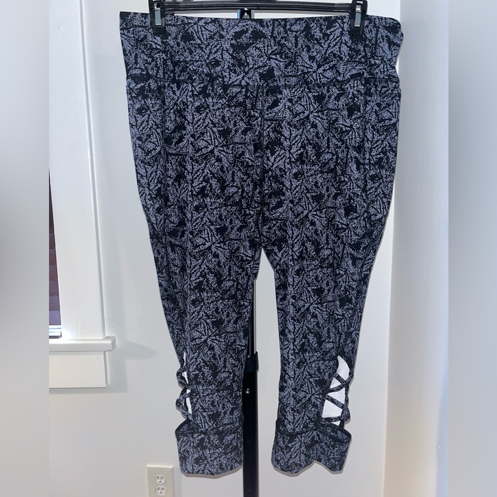 NWOT 18/20 Livi gray and black capri leggings